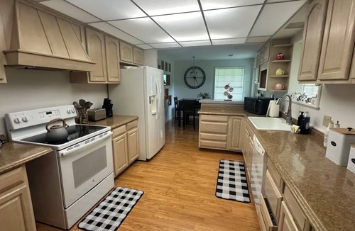 Princeton House | 5 Acre Home Getaway fully Furnished. 2 stories w pickleball & bball lit court