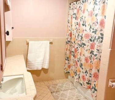 West Monroe House | 5- Bed Pink house ( Close to Sports Center )