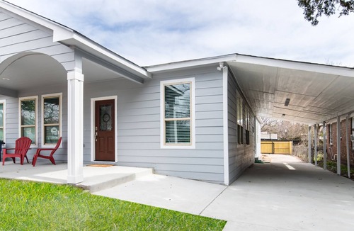 Kessler House | 5 Bedroom Home - Walk to restaurants and shops!