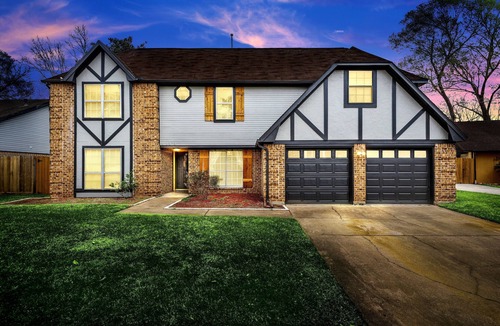 Pearland House | 5 Bedroom Home With A Private Pool & Spa.