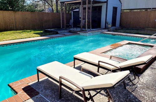 Pearland House | 5 Bedroom Home With A Private Pool & Spa.