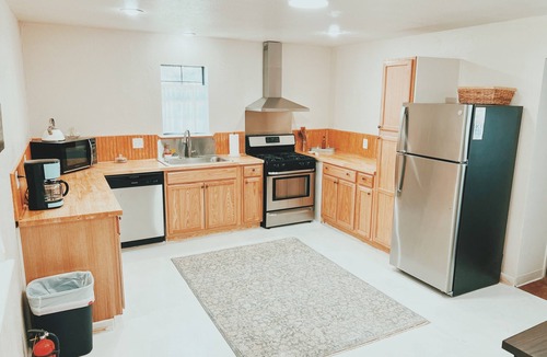Glen Rose House | 5 BR family ranch home, near Fossil Rim, hiking, farm animals and COWBOY POOL