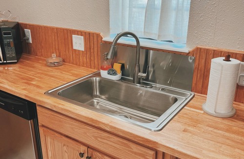 Glen Rose House | 5 BR family ranch home, near Fossil Rim, hiking, farm animals and COWBOY POOL