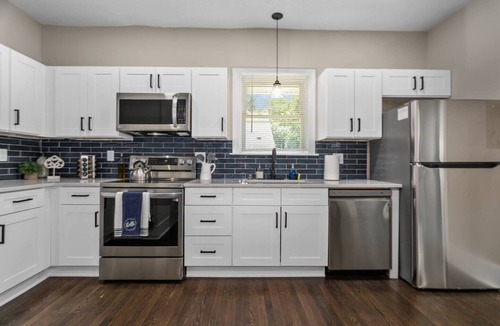 Merriam House | 5 BR home off I-35/10 Mins to Downtown