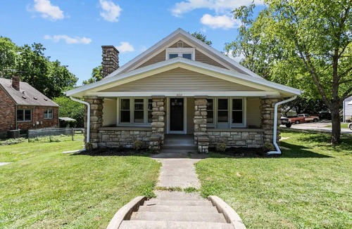 Merriam House | 5 BR home off I-35/10 Mins to Downtown