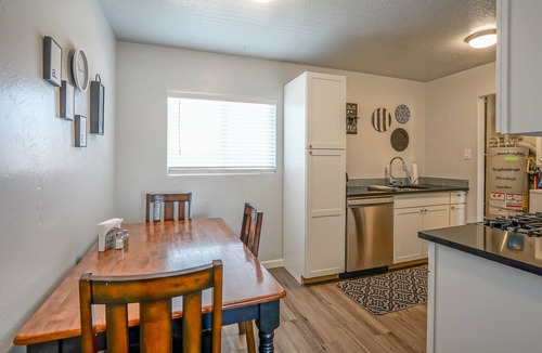 University Heights Apartment | #5: King bed, 1bd/1ba, Walk to UNM & restaurants!