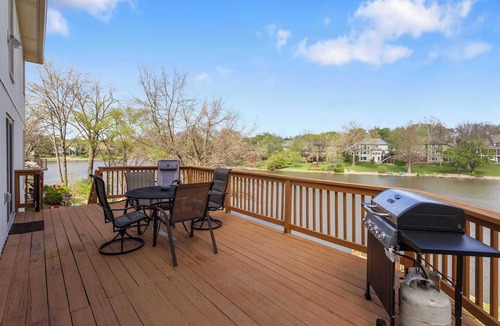 Waldron Apartment | 5 King Beds, Mins to Activities, & Kayaks