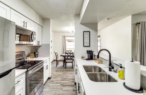 West Arlington House | 5 Mi to AT&T Stadium: Townhome w/Patio