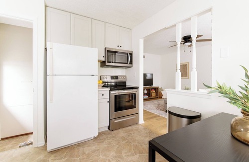 Altoona House | 5 Min to Adventureland and Casino - Fenced in yard