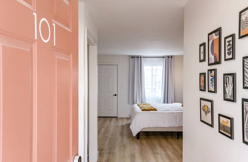 Lincoln Hotel | 5 min. to Lincoln's top attractions. King size bed, kitchenette & outdoor space