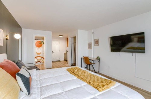 Lincoln Hotel | 5 min. to Lincoln's top attractions. King size bed, kitchenette & outdoor space