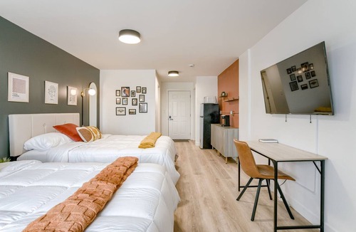 Lincoln Hotel | 5 min. to Lincoln's top attractions. 2 Queens, WiFi, pickleball, & outdoor space