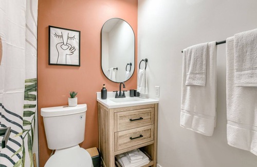 Lincoln Hotel | 5 min. to Lincoln's top attractions. Two-queens beds, pickleball & outdoor space