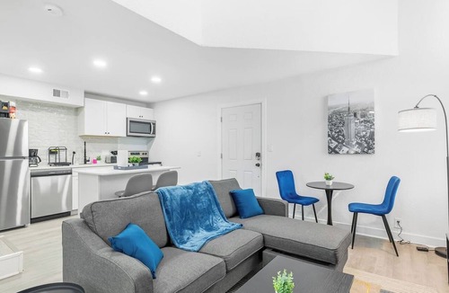 Dallas Apartment | 5 Min to Love Field | Gated+Guard | 2BR | Parking
