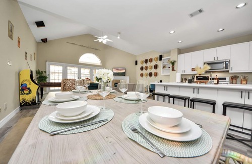 Willow Meadows/Willowbend Area House | 5 Min to World Cup Games/Family Home/Sleeps 11