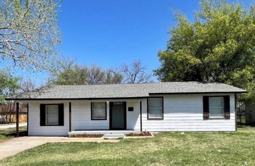Mineral Wells House | 5 Minutes from Downtown! Cheerful Four Bedroom Home