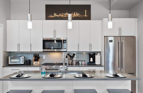 Jefferson Park House | ★★★★★ 5 Star, Private Room, Rooftop Deck