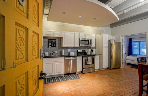 West Old Town Apartment | #5: Walk to Old Town Plaza, King & Queen beds, 2 TV's