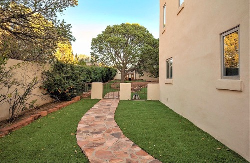 Santa Fe House | 5bd, 3.5bath home - family & pet friendly, 11 min to downtown area, fireplaces
