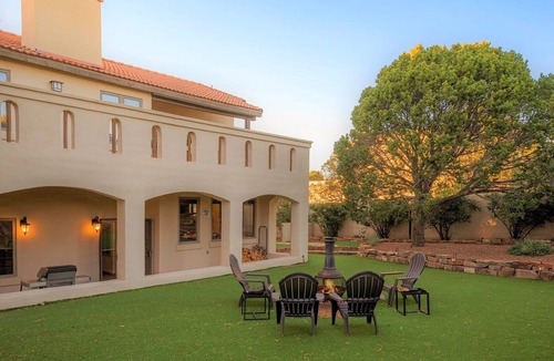 Santa Fe House | 5bd, 3.5bath home - family & pet friendly, 11 min to downtown area, fireplaces