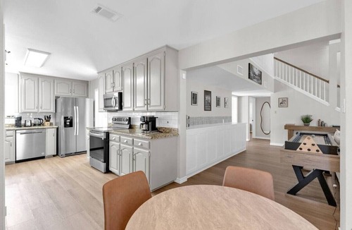 North Arlington House | 5BR | 12 Sleeper | Pool, Game Room, Sun Loungers & BBQ