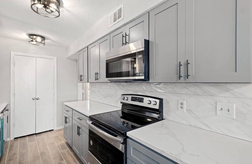 McKinney House | 5BR 3.5BA Pool House – Comfortably Sleeps 15