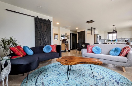 Oroville House | 5BR/4BA Osoyoos Lakeview Villa: Pool, Game Room, Pizza Oven, Huge Yard Sunroom!