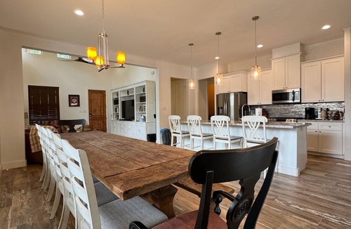 College Station House | 5BR 5.5BA Home Just a to Walk to Kyle Field Private Pool + Hot Tub Sleeps 16