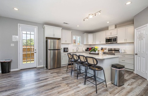 Central Arlington House | 5BR/5BA Arlington Getaway w/Private Hot Tub Close to UTA & AT&T