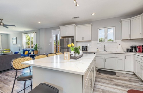 Central Arlington House | 5BR/5BA Arlington Getaway w/Private Hot Tub Close to UTA & AT&T