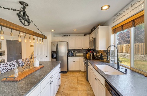Moxee House | 5BR Home Near Breweries Wineries Weddings and More