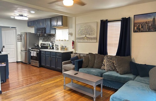 Southside House | 5BR Retreat with Theater and Game Room Near Downtown + POOL