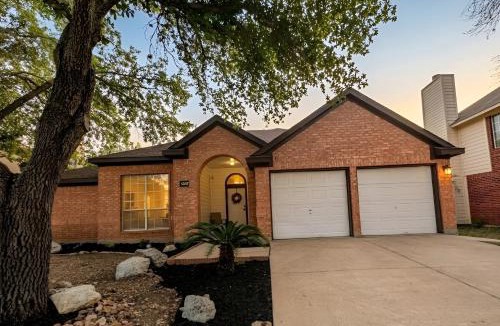 San Antonio House | 5mi to SeaWorld, King Bed, Sleeps 8, Cowboy Moon