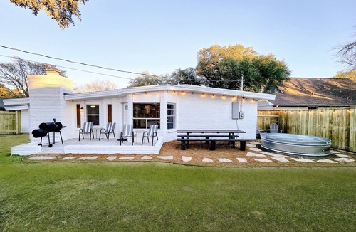 College Station House | 5mins to Kyle Field, 5BR w Private Backyard & Pool