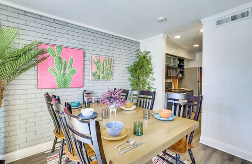 West Arlington House | 6 Mi to AT&T Stadium! Texan-Themed Townhome