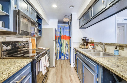 West Arlington House | 6 Mi to AT&T Stadium! Texan-Themed Townhome