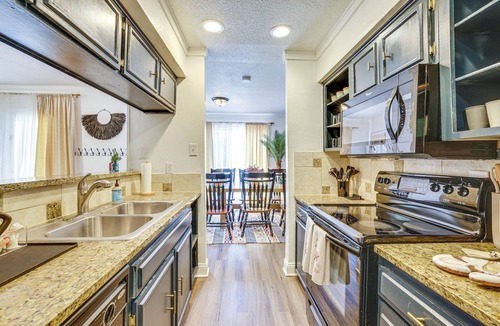 West Arlington House | 6 Mi to AT&T Stadium! Texan-Themed Townhome