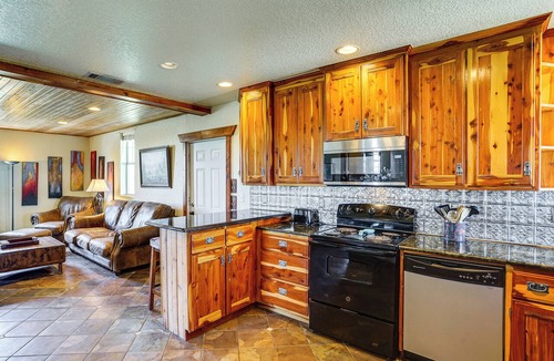 Cleburne House | 6 Mi to Lake Pat Cleburne! Family Escape w/Pond