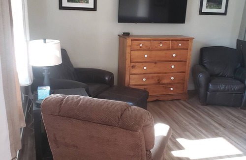 Whitewood House | 6 miles from Sturgis Peaceful newer home sleeps 10 and double car garage parking