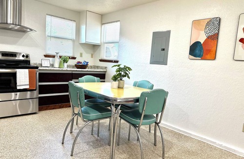 Norman Apartment | [614.5 A Jenkins]OU-Walk to Campus, Downtown Designer studio, and walking distance to Art and Dinos