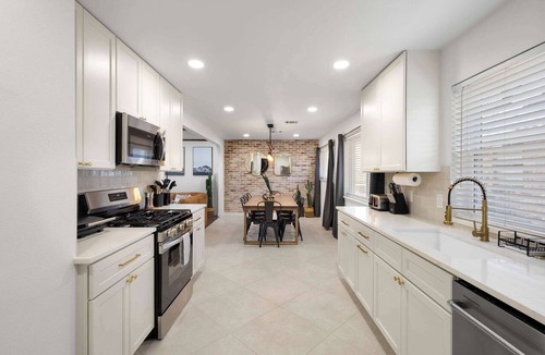 Richardson House | 6BD/3.5BA Modern Rustic Retreat | Yard, Pool & BBQ