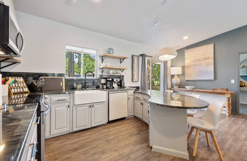 Central Oklahoma City House | 6BR home near SNU — hot tub, pool table, fenced yard. Full kitchen. Sleeps 14. #MD