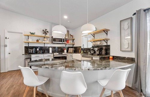 Central Oklahoma City House | 6BR home near SNU — hot tub, pool table, fenced yard. Full kitchen. Sleeps 14. #MD
