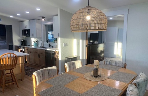 Davenport House | 7 Bays home on Lake Roosevelt with great views and easy beach access.