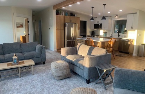 Davenport House | 7 Bays home on Lake Roosevelt with great views and easy beach access.