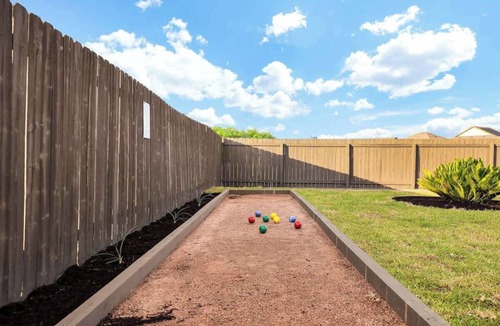 West San Antonio House | 7 mi Lackland BMT HotTub SeaWorld Bocce BIG Chess