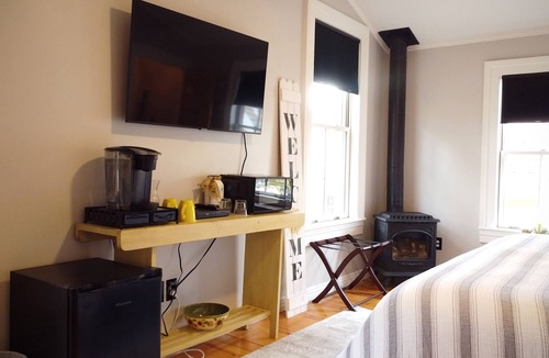 Snowflake Hotel | #7 Quaint Room in Historic Inn, Sunflower Spot
