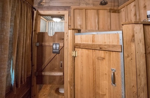 Wellborn Cabin | 7F Lodge - Sully's Place An Aggie Tradition with Aggie Style w/outdoor Jacuzzi and Breakfast