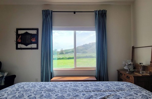 South Cascades Area Bed & Breakfast | 8 Mile Farm B&B