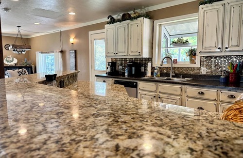 Eufaula House | 80’s Retro Themed Lakefront with Amazing Views Game Rm Open Cabin-Fiber WiFi